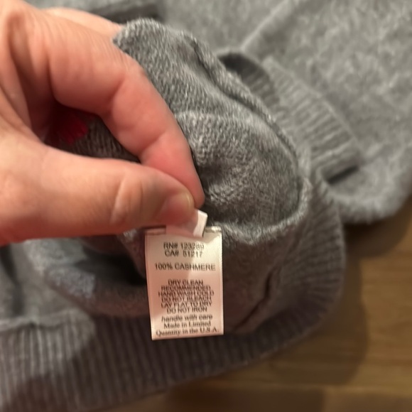 Lauren moshi Gray and Red Crew Neck Sweater with Heart Design 100% cashmere - Picture 5 of 7